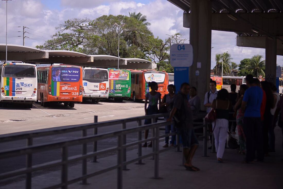 Ônibus estacionados no T.I. Joana Bezerra, área central do Recife