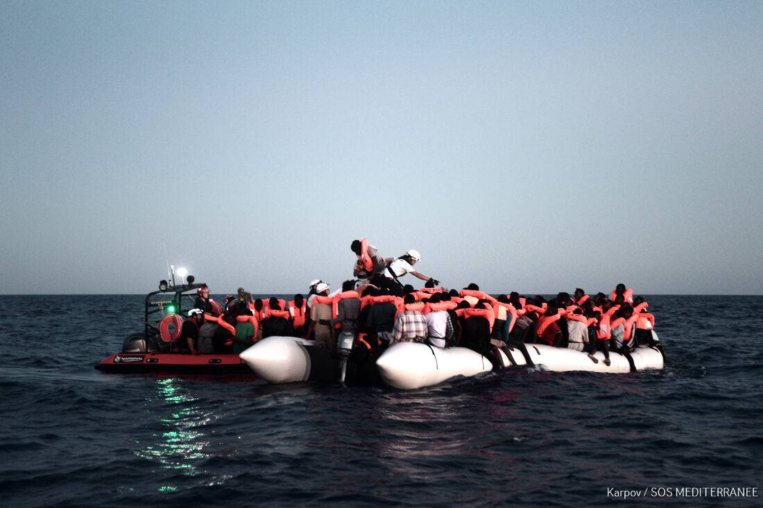 Barco com 629 migrantes flutua no Mar Mediterrâneo