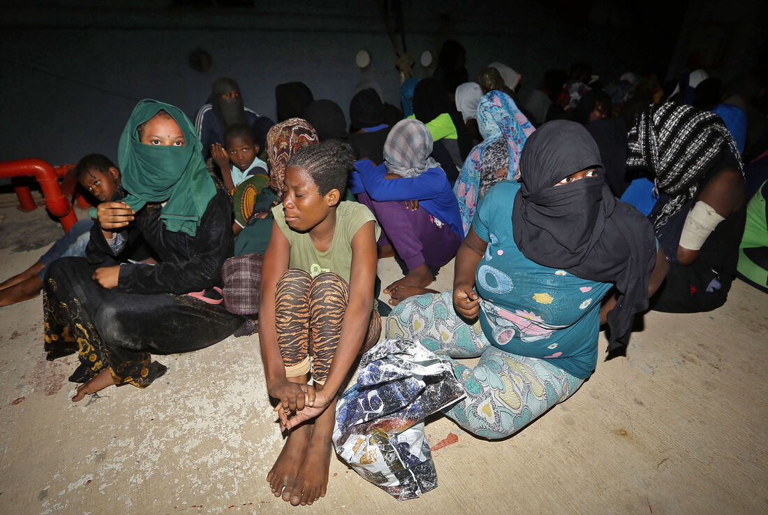 Migrantes numa base naval em Trípolo, na Líbia, após serem resgatados no Mar Mediterrâneo