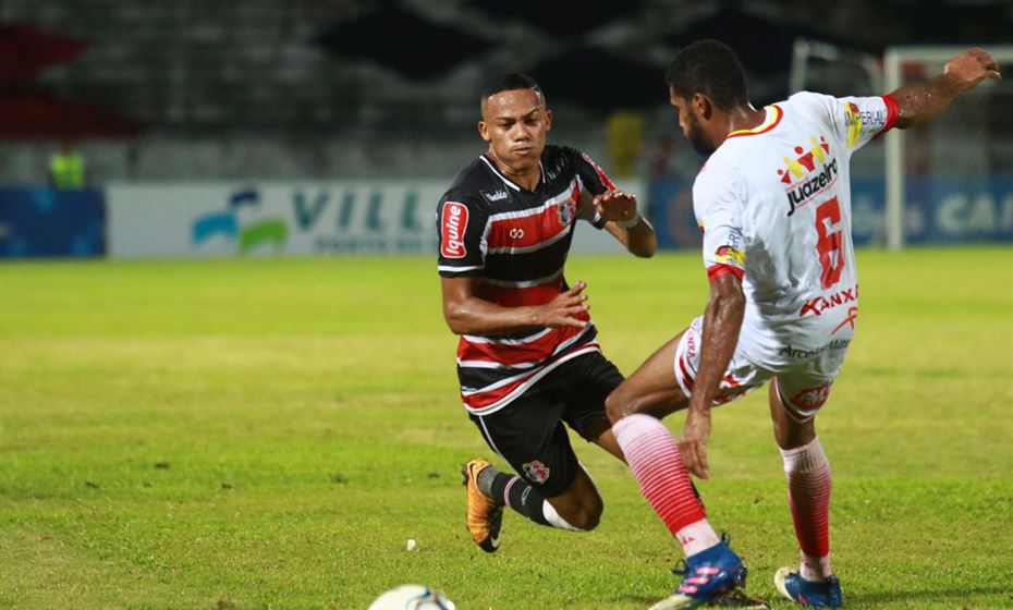 Robinho em ação pelo Santa em 2018