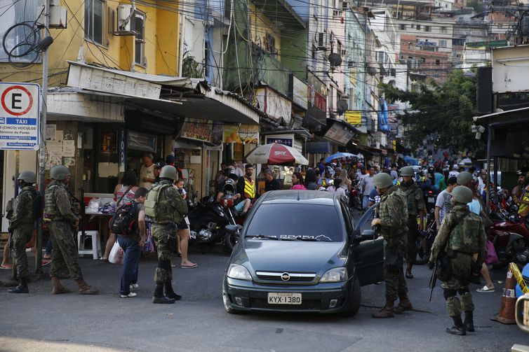 Agentes de segurança, durante operação na Rocinha, no Rio de Janeiro