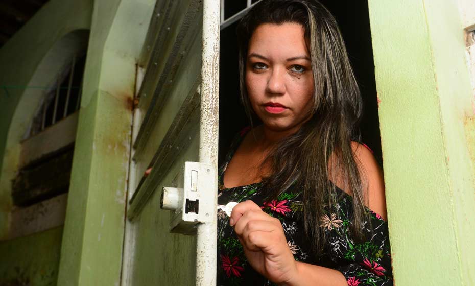 Há quatro anos, a dona de casa Andrezza Félix, 35, convive com o TOC da comprovação