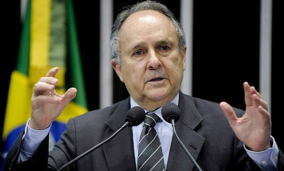 Ex-senador e ex-ministro da Educação Cristovam Buarque será agraciado com a Medalha Francisco Alves, concedida a nomes relevantes na área educacional