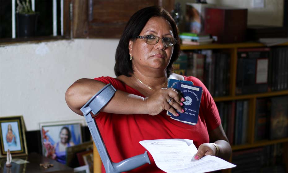 Balconista Eliane Santos, 59 anos, tem artrose e teve o benefício cortado