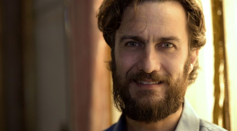 Gabriel Braga Nunes será o primeiro marido de Hebe Camargo no filme