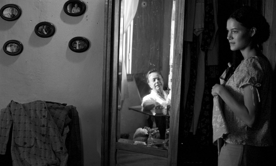 Hermila Guedes no filme 'O pedido', de Adelina Pontual