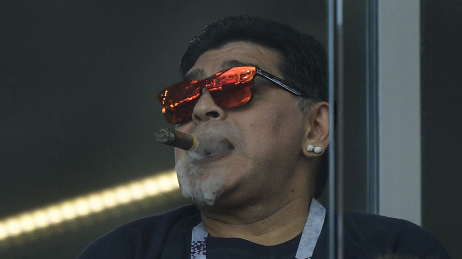 Maradona fumando charuto durante jogo da Argentina na Copa do mundo em 2018