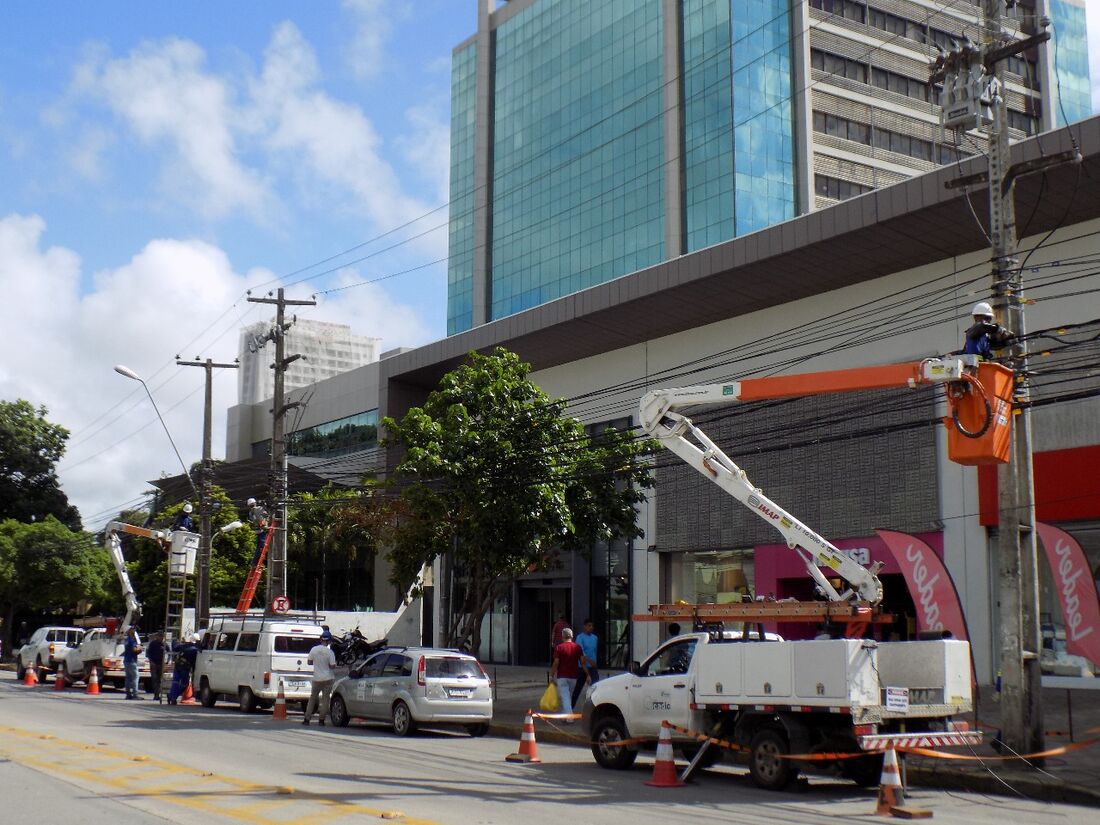 Operação da Celpe de remoção de fiações irregulares no Centro do Recife