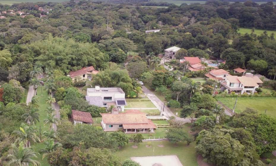 Imagens aéreas mostram o condomínio onde estava o corpo do médico: arborizado e com privacidade protegida