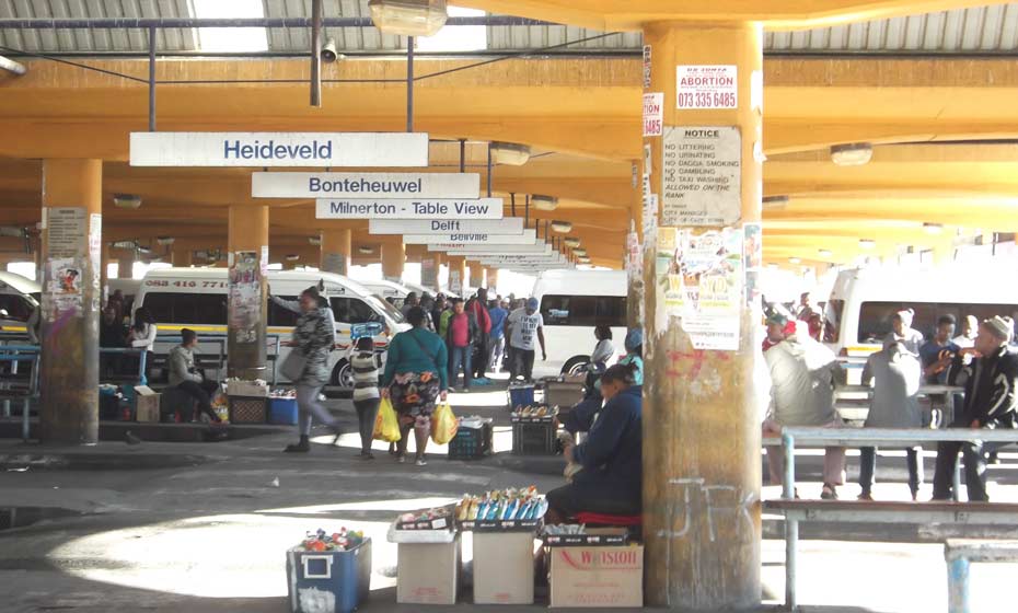 Cartazes sobre aborto colados em estação