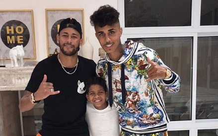 MC Bruninho ladeado por Neymar e por MC Livinho 