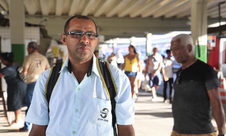 Cobrador de ônibus José Severino da Silva, 50 anos, achou melhor dessa forma