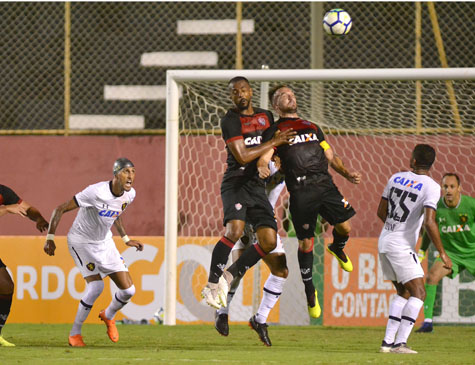 Lance durante a partida entre Vitória e Sport, válida pela Série A do Campeonato Brasileiro 2018, no estádio Barradão, em Salvador