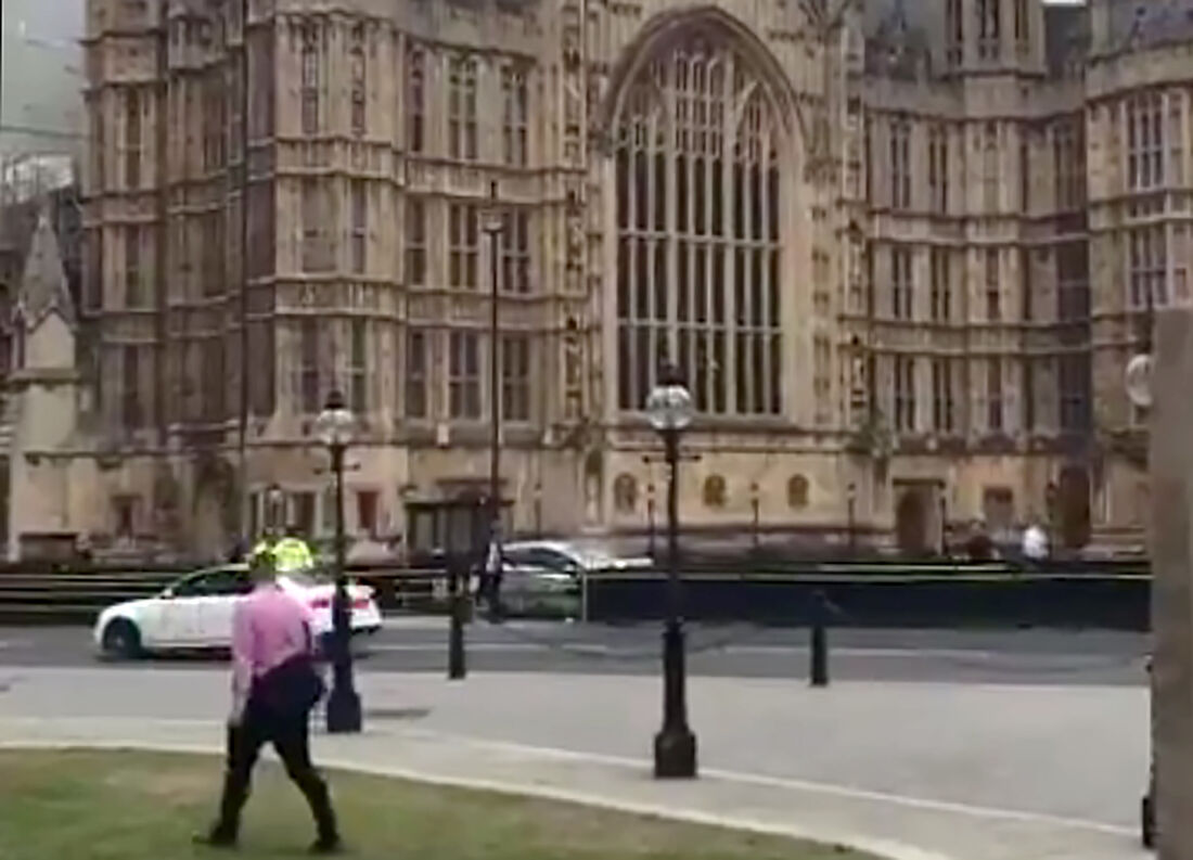 A polícia de Londres indicou que um homem de cerca de cinquenta anos foi preso suspeito de agressão sexual, estupro, "abuso de posição de confiança" e descaso no exercício de uma função pública