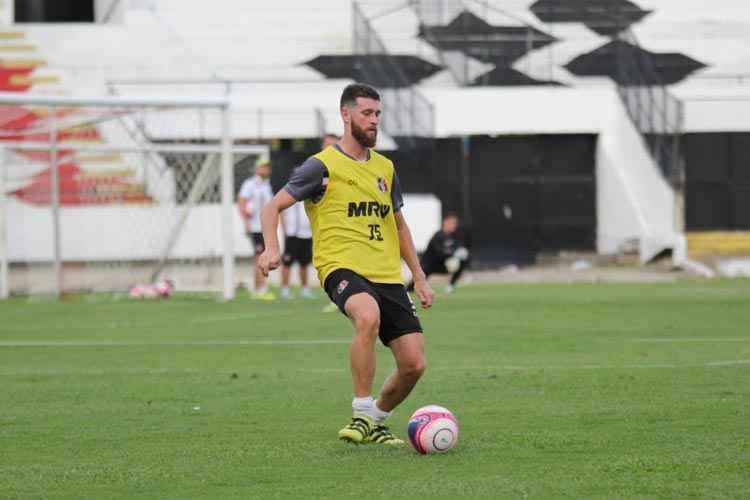 Danny Morais durante uma de suas passagens como zagueiro do Santa Cruz 