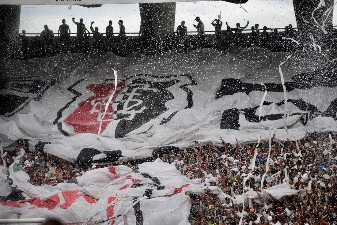 Torcida do Santa Cruz no estádio do Arruda