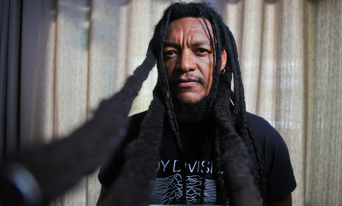 Baixista, vocalista e compositor, Cannibal faz suas músicas ao lado de Neilton e Cello