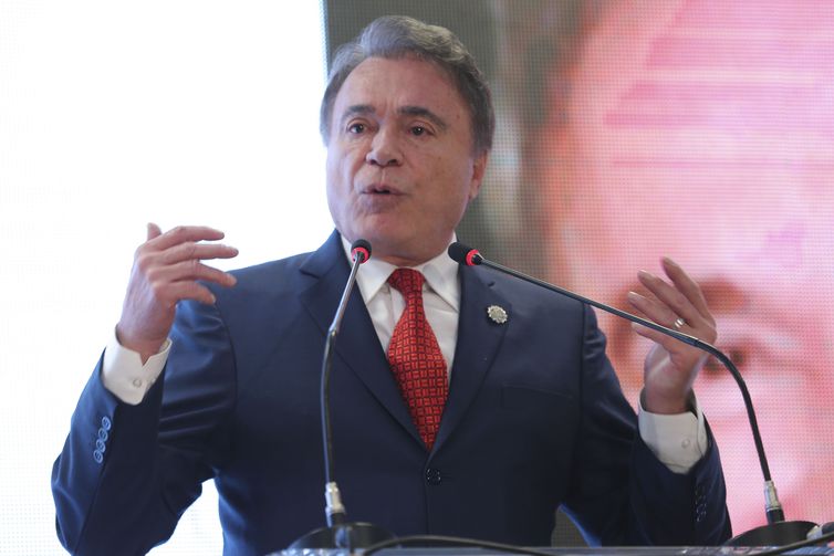 O pedido de anistia apresentado por Alvaro Dias foi analisado pelo conselheiro Rodrigo Lentz, que emitiu parecer favorável ao requerimento.