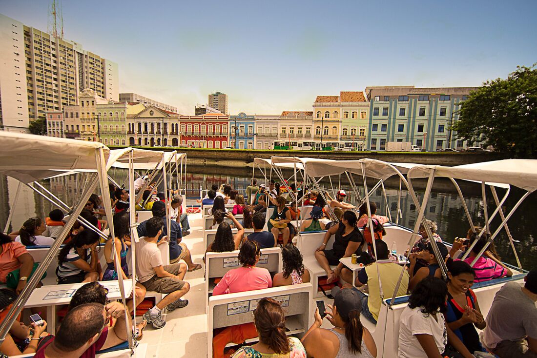 O passeio gratuito de catamarã, é uma das opções de lazer no projeto Olha! Recife