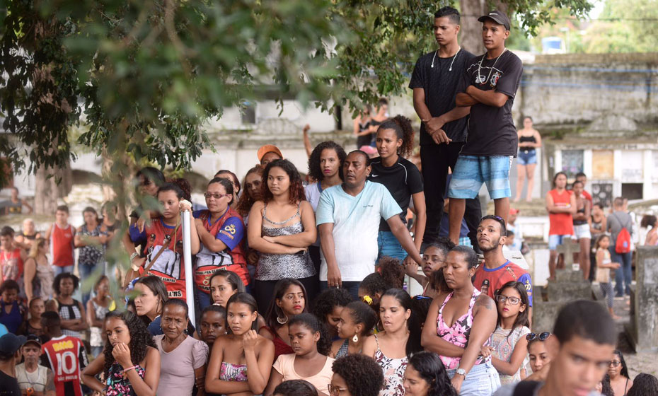 Enterro do cantor, Deivison Kerlls, no cemitério de Santo Amaro