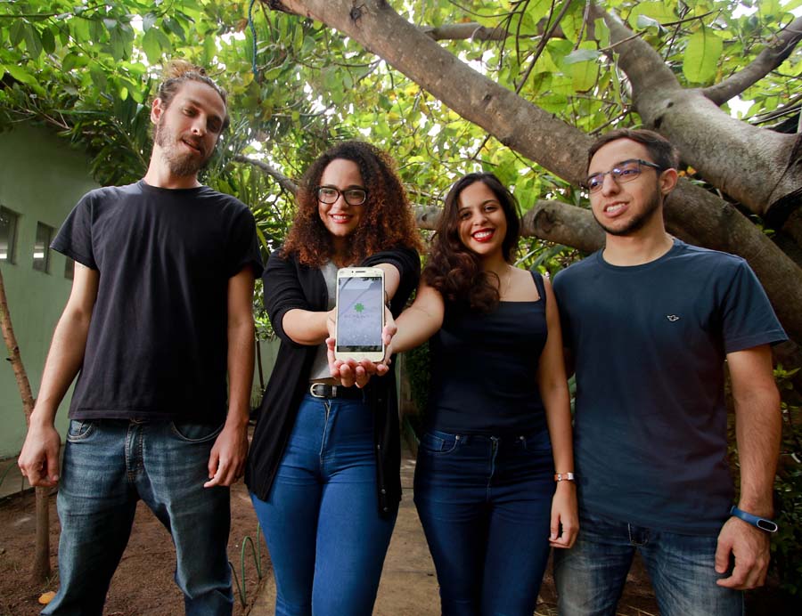 Ao baixar o app, um cadastro é aberto, onde o usuário cria um perfil da sua horta