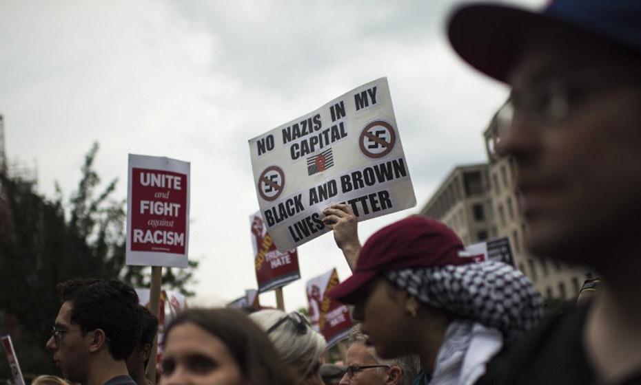 Manifestantes antinazistas em frente à Casa Branca, em Washington