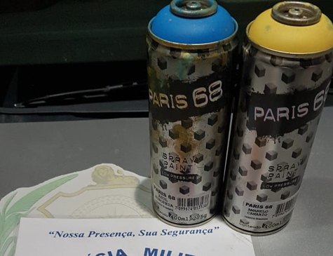 Latas de spray apreendidas com o suspeito