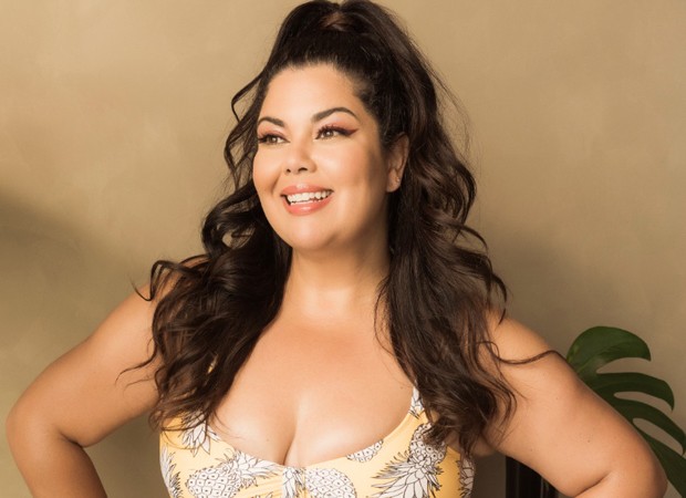 Fabiana Karla não poupou charme ao ensaio 