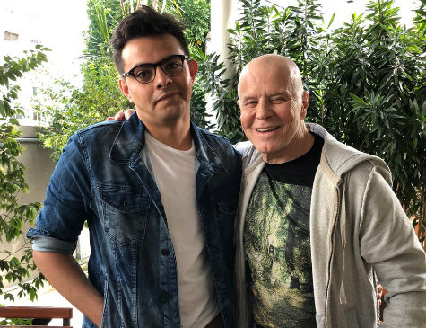 Eduardo Hanzo ao lado de Miguel Fallabella nos estúdios da Rede Globo