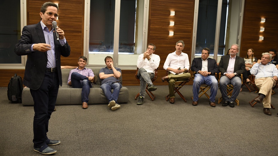 O cantor apresenta os hits 'Anti-amor' e 'Coladinha em mim'