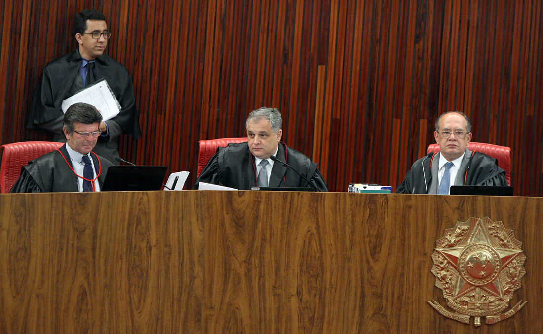  Ao centro, vice-procurador eleitoral Humberto Jacques de Medeiros