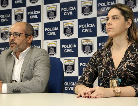 A delegada do caso falou a impressa dizendo que a mãe responderá processo em liberdade por abandono de incapaz