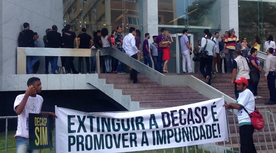 Sociedade civil se posiciona em frente à Assembleia contra extinção da Decasp