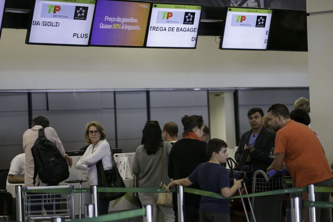 Viajantes no aeroporto