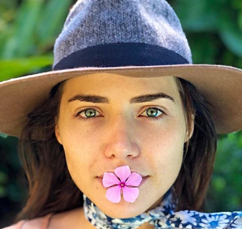 A personagem Rosa, interpretada pela atriz Letícia Colin, aparece ingerindo bebida alcoolica, estando grávida