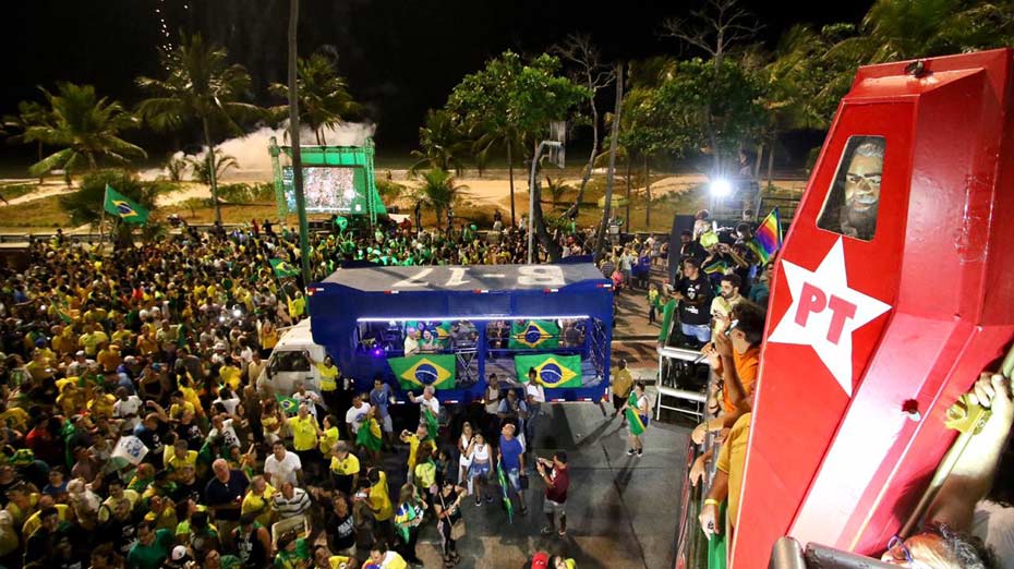 Militantes de Bolsonaro simulam enterro de Lula