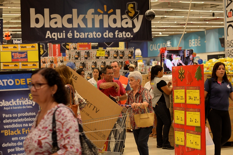 Pernambucanos pretendem consumir na Black Friday