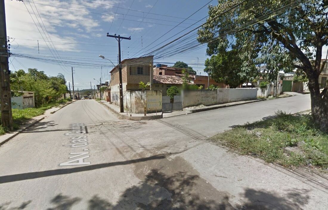Cruzamento da Avenida das Graças com a Rua Amora em Rio Doce, Olinda.