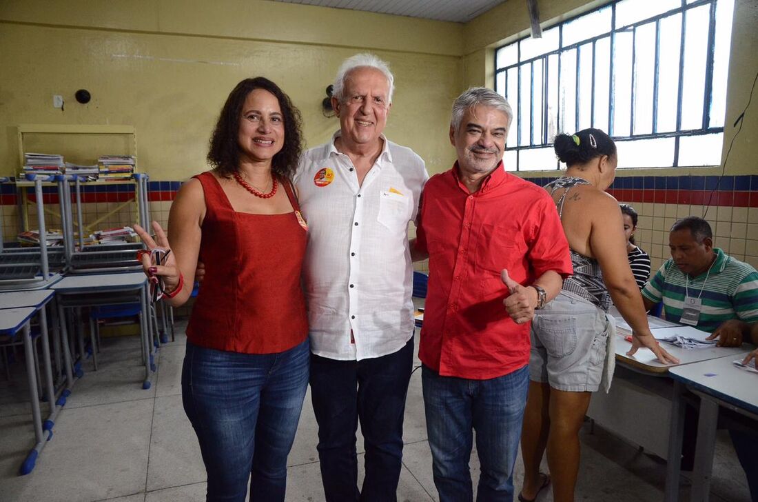 Jarbas, ladeado por Luciana Santos e Humberto Costa