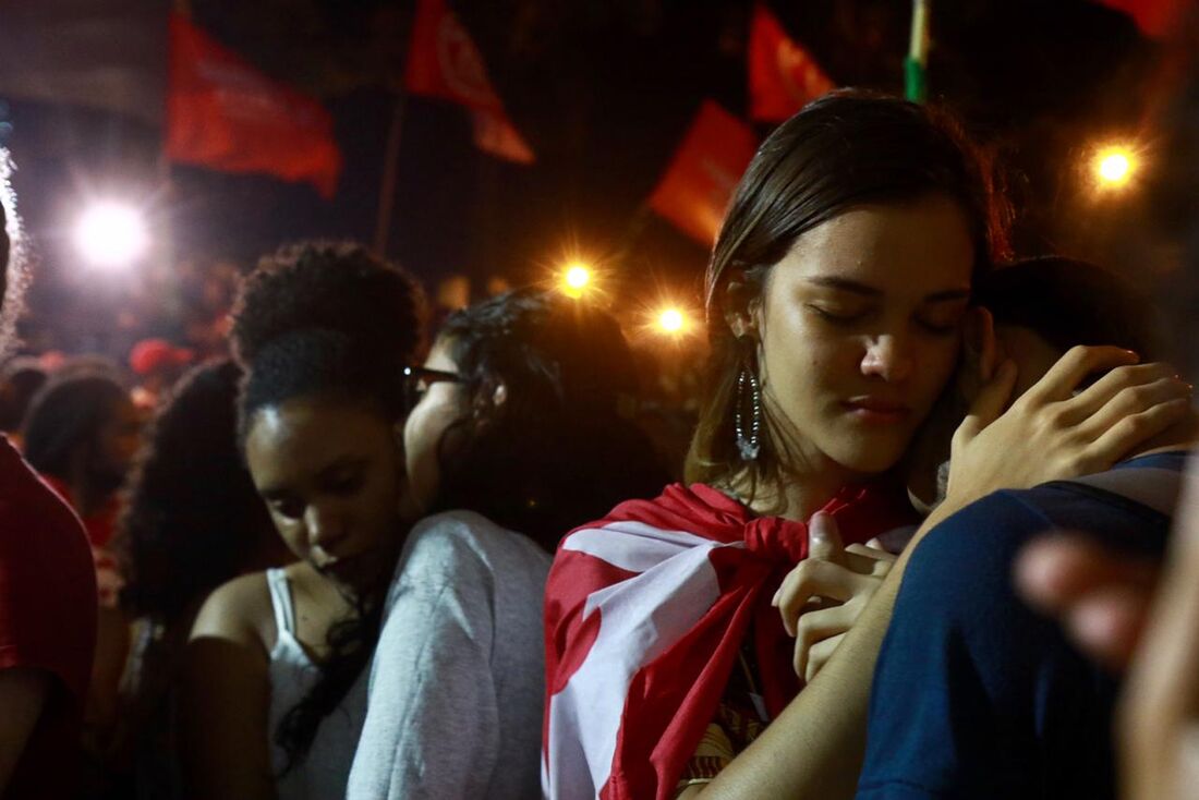 Militantes e eleitores do PT durante finalização da apuração das urnas na eleição 2018