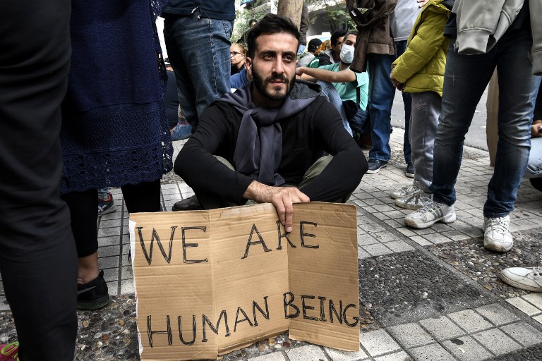 Refugiado iraniano em protesto na frente do Ministério das Relações Exteriores em Atenas, na Grécia