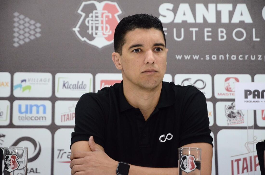 Executivo de futebol Luciano Sorriso na apresentação oficial