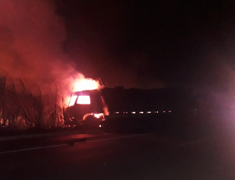 Caminhão e carro pegaram fogo após colisão