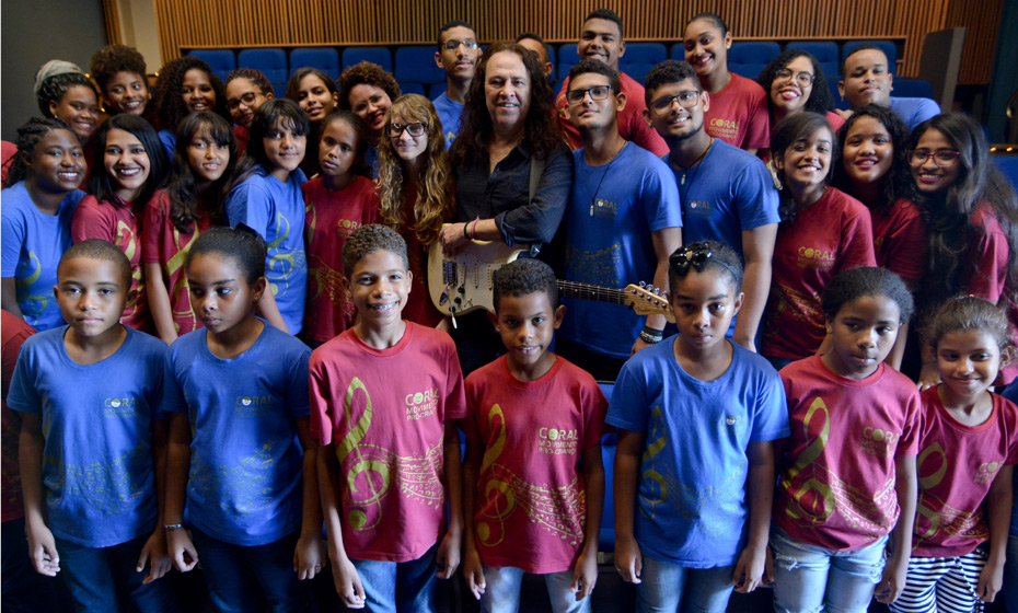 Guitarrista Paulo Rafael (ao centro) e os integrantes do Movimento Pró-Criança: canções deste período do ano são lembradas em quase duas horas de apresentação