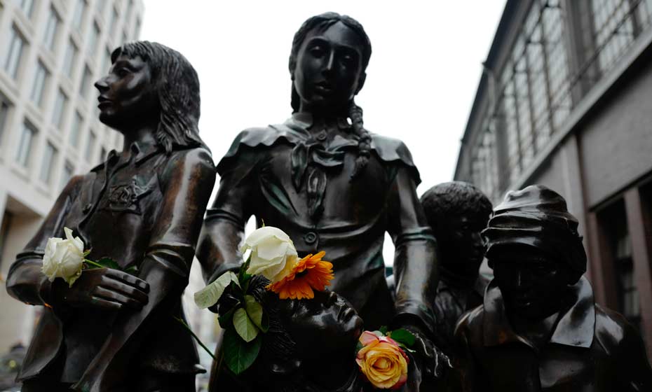 Flores foram colocadas na escultura de Frank Meisler na estação Friedrichstrasse, em Berlim. A estátua representa crianças judias salvas dos campos de concentração