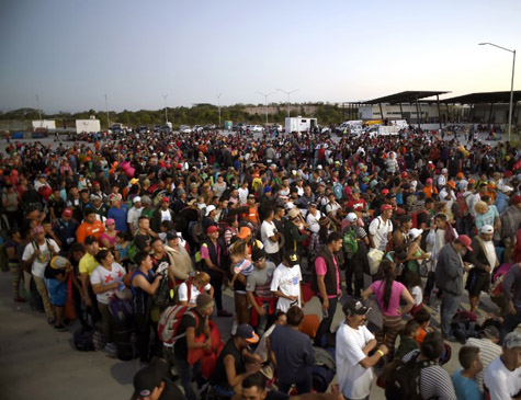 Caravana de migrantes que deixou Honduras rumo aos Estados Unidos