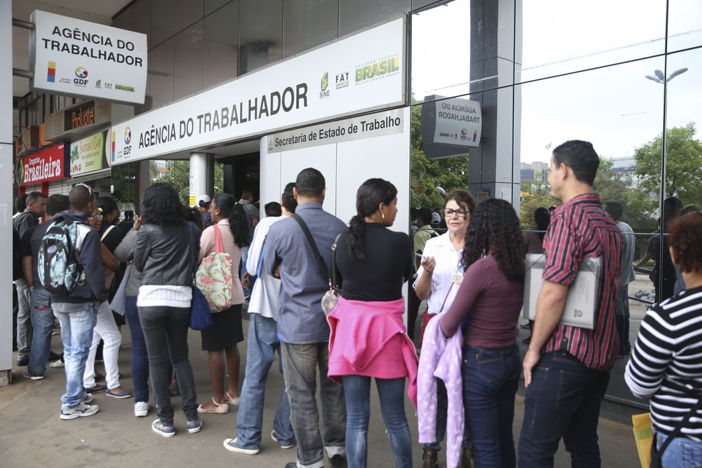 A alta no desemprego brasileiro é efeito da pandemia da Covid-19