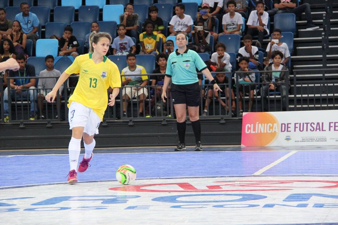 Amandinha em ação pela seleção brasileira de futsal