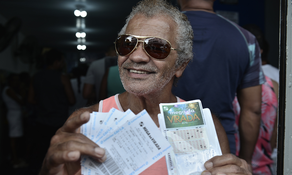 Elias Caetano é cantor e quer gravar um disco se ganhar a Mega da Virada