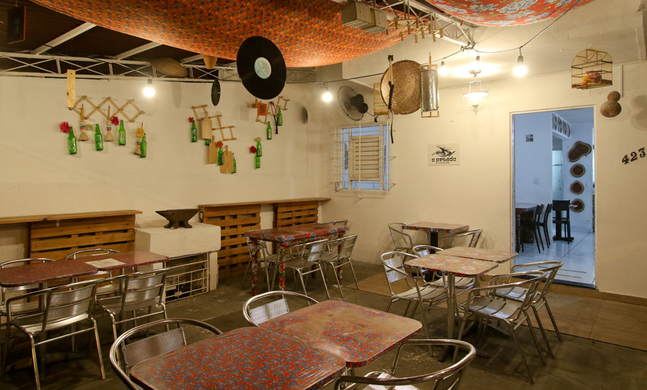 Ambiente simples com comida nordestina impecável